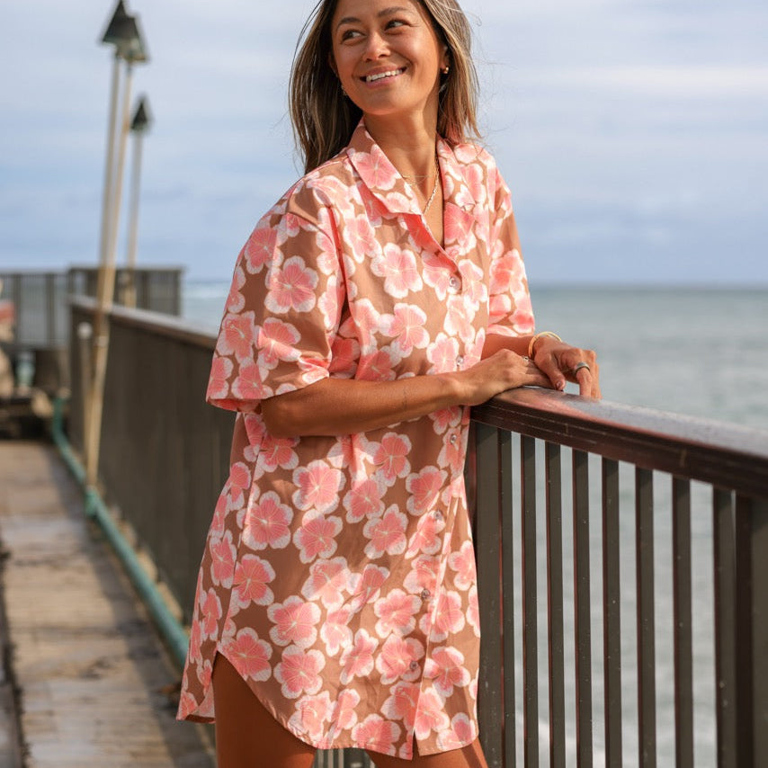 ‘Olu Breeze Tunic (Ulu Palaka / Brown Hibiscus - Merrie Monarch Release)-Guava &amp; Co.